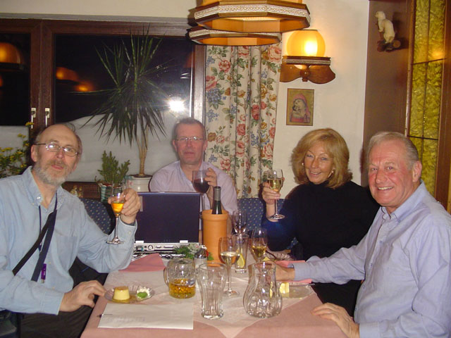 dinner_group_01