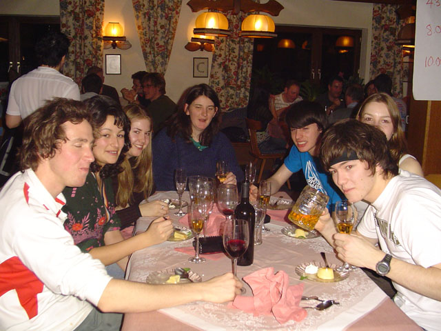 dinner_group_students1
